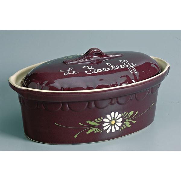 terrine à Baeckeoffe. Issue du savoir-faire ancestral des potiers d&#39;Alsace, chaque pièce est façonnée et décorée à la main, fai