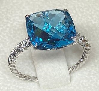 Bulging Square Pillow Ring