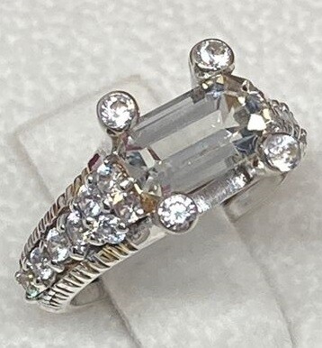 Noble Display Ring