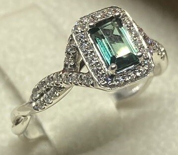 Featured Gem with Weaved Diamond Ring