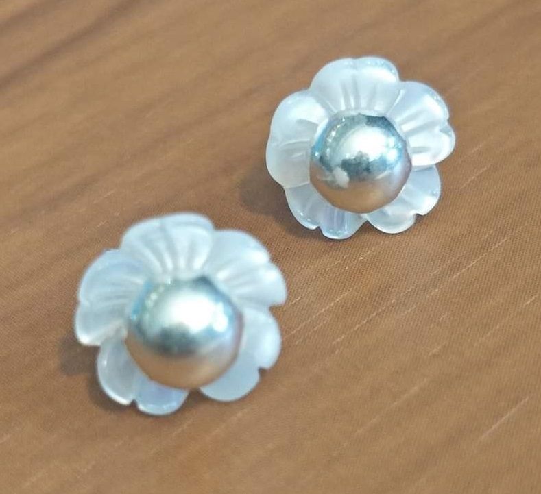 Unconventional Wide Petal Flowers