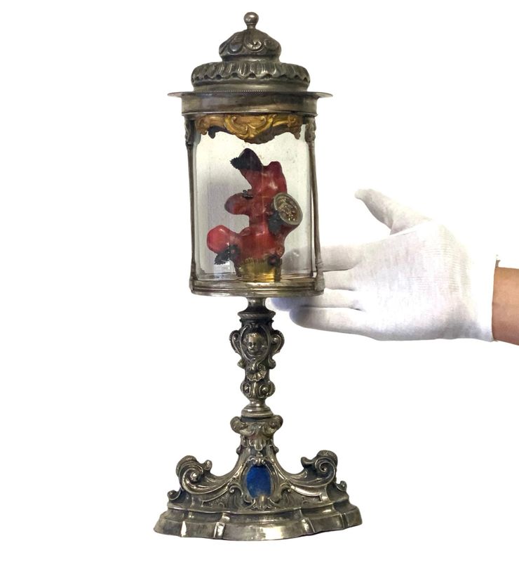 Ostensorio rame bronzo sbalzato argentato con ramo corallo e reliquie wunderkammer, Italia XVIII secolo