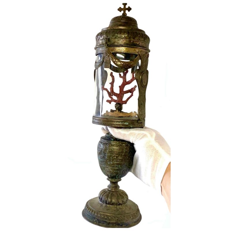 Monstrance Reliquary in embossed copper with coral branch and skull, Italy 18th century