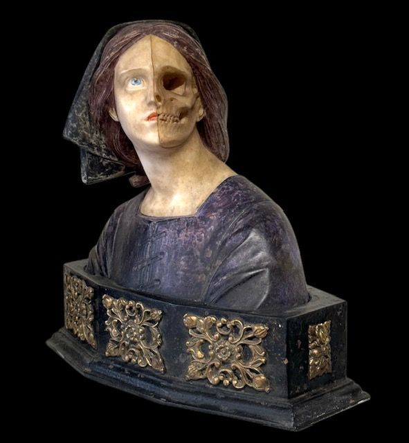 Alabaster sculpture with Memento Mori theme and reversed writing NASCI VIVI MUORI