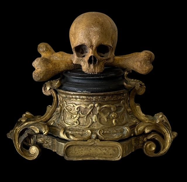 Composizione realizzata da un teschio in legno e struttura in bronzo dorato, Italia XVIII/XIX secolo