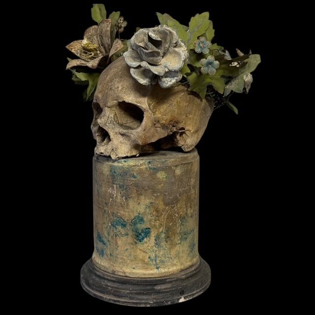 Magnificent composition sculpture skull with flowers, Italy late 19th century early 20th century