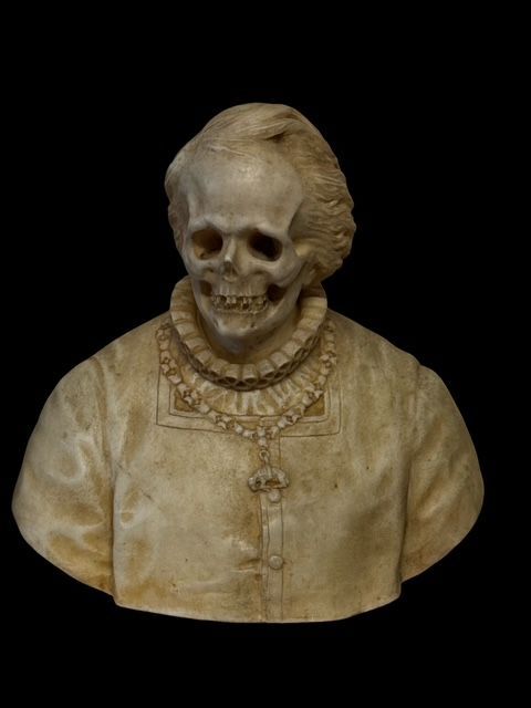 Rara scultura originale in marmo personaggio medioevale Vanitas, Italia XVII-XVIII