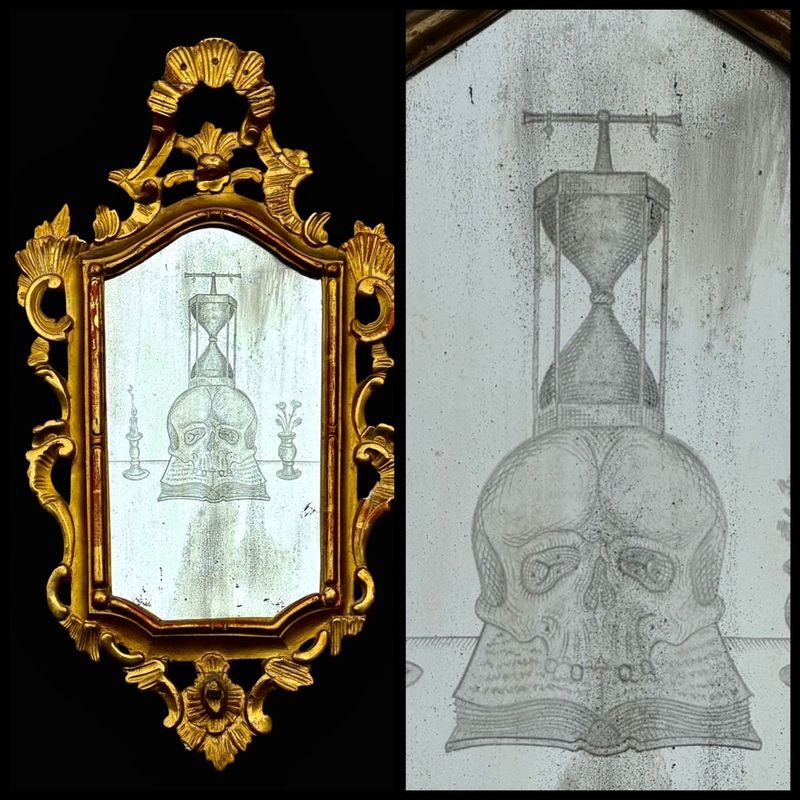 Magnifico specchio con cornice legno dorato con decorazione tema Memento Mori Magnifico specchio con cornice legno dorato con decorazione tema Memento Mori