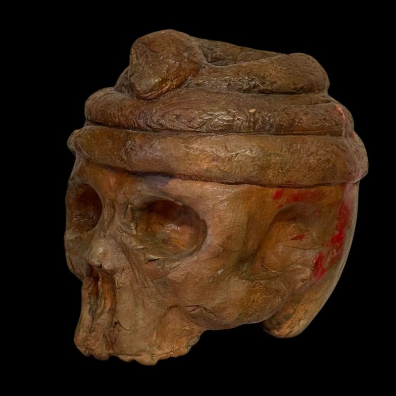 Scultura in terracotta teschio con serpente, Italia XVIII/XIX secolo Scultura in terracotta teschio con serpente, Italia XVIII/XIX secolo