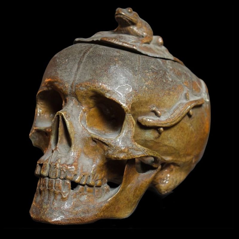 Scultura Memento Mori in terracotta smaltata utilizzato come porta tabacco, XIX secolo Scultura Memento Mori in terracotta smaltata utilizzato come porta tabacco, XIX secolo