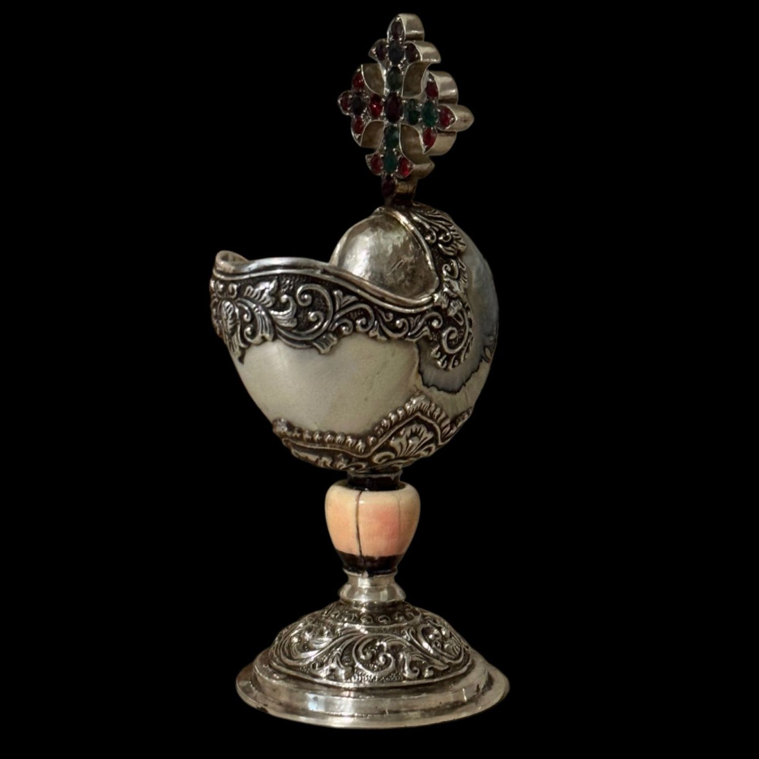 Wonderful small silver cup with Nautilus specimen and cross, Italy late 19th century Wonderful small silver cup with Nautilus specimen and cross, Italy late 19th century