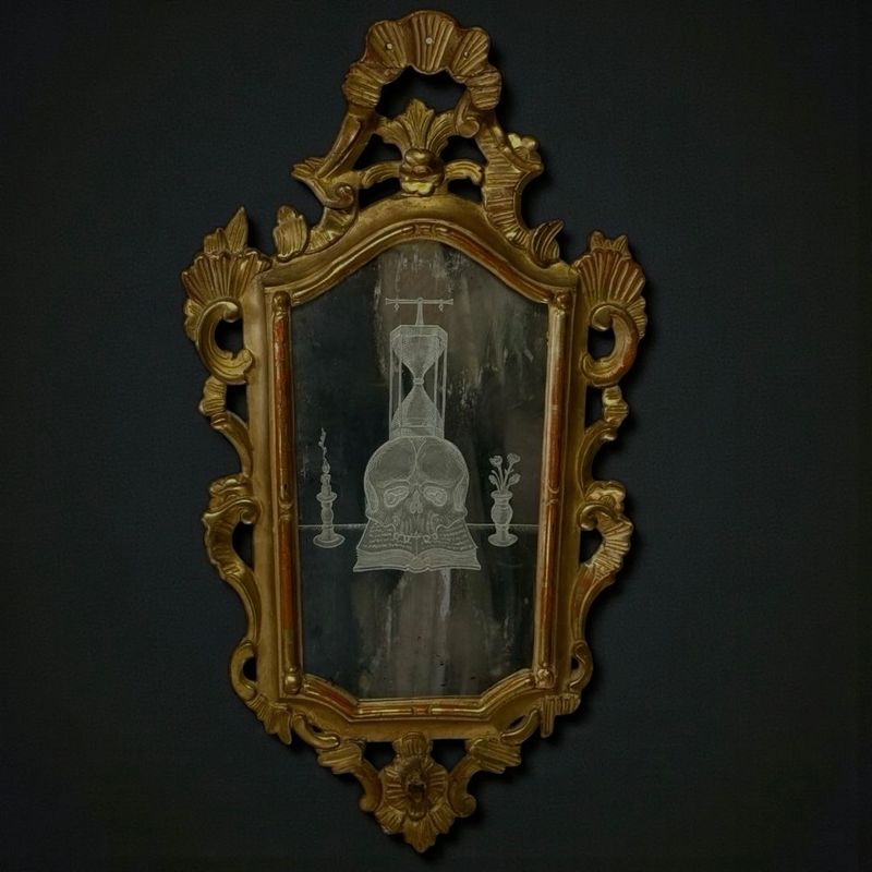 Magnifico specchio con cornice legno dorato con decorazione tema Memento Mori