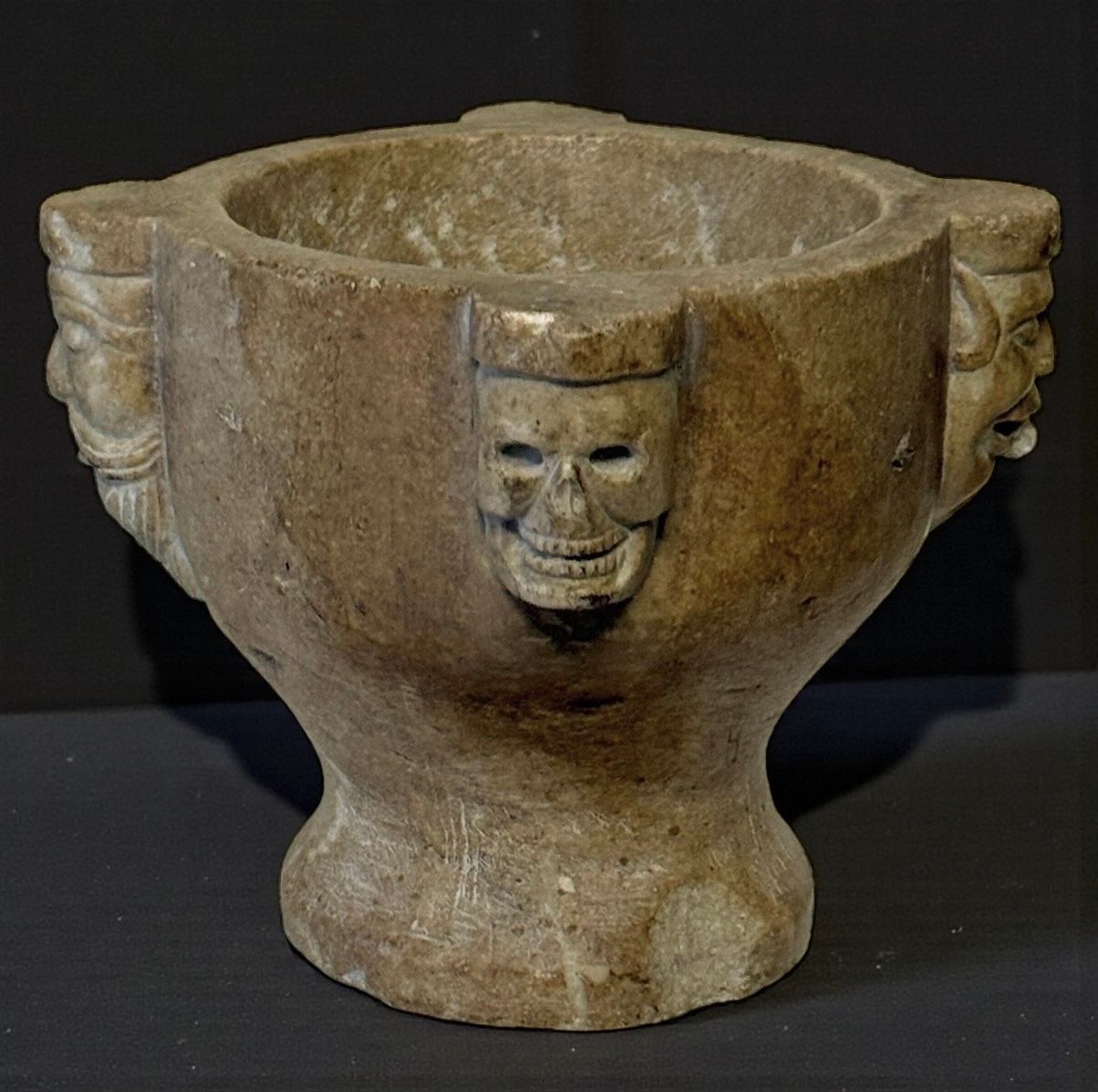 Raro mortaio da speziale/alchimista in marmo con programma iconografico simbolico - Italia settentrionale, XVII secolo