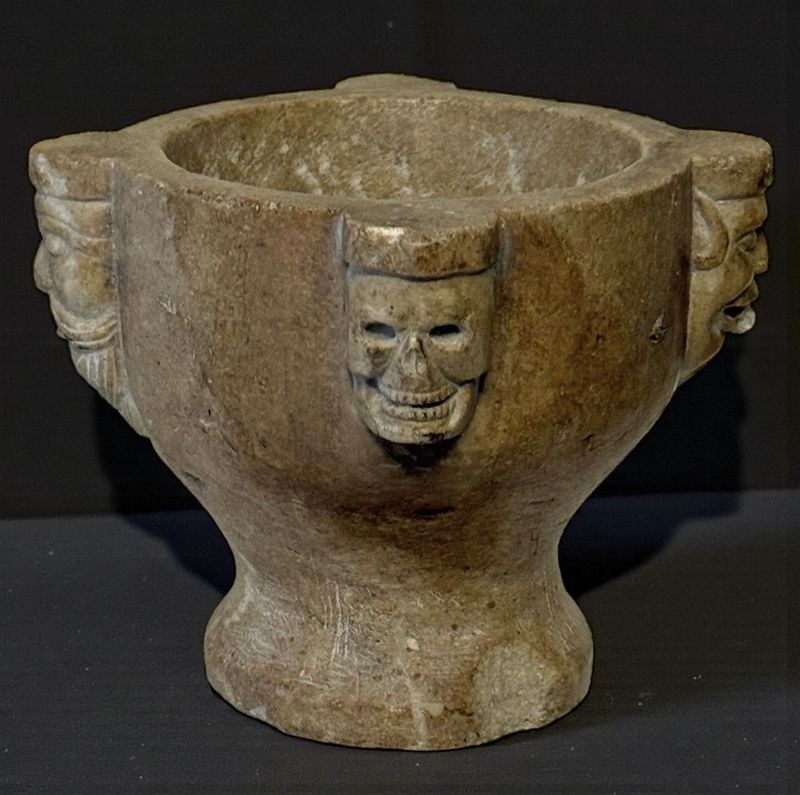 Raro mortaio da speziale/alchimista in marmo con programma iconografico simbolico - Italia settentrionale, XVII secolo