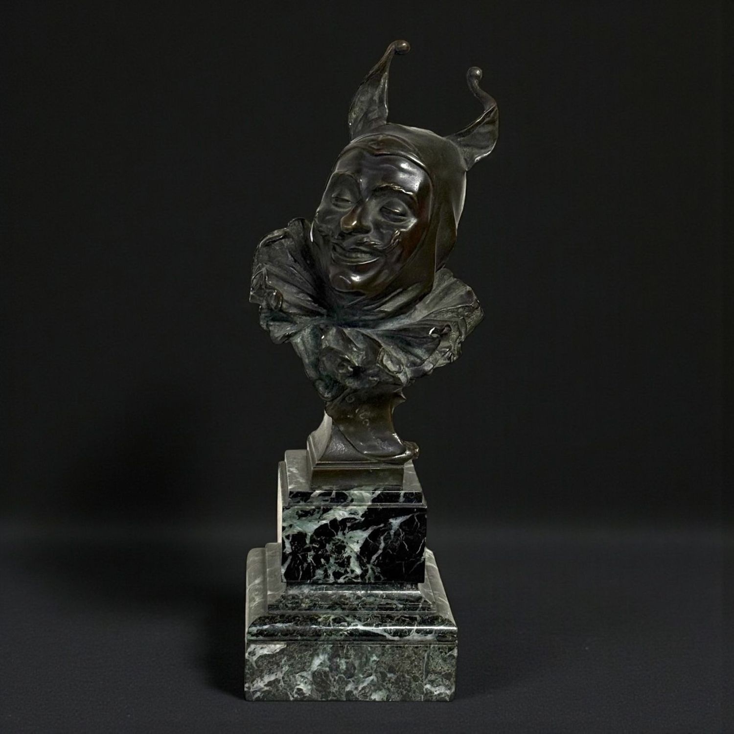 French bronze, late 19th – early 20th century – Signed theatrical jester – marble base