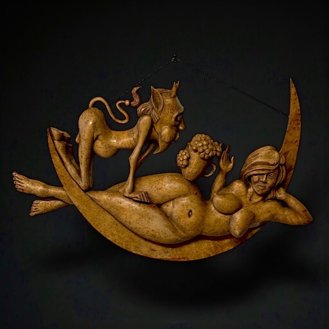 Scultura lignea decorativa con figura femminile, creatura demoniaca e grappoli d’uva – Europa, seconda metà XX secolo
