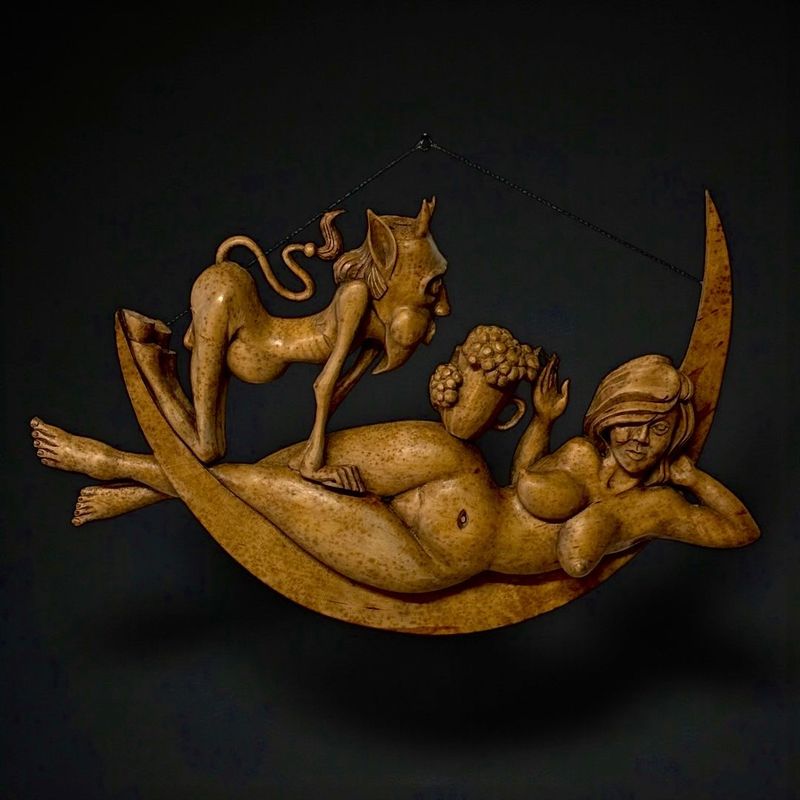 Scultura lignea decorativa con figura femminile, creatura demoniaca e grappoli d’uva – Europa, seconda metà XX secolo