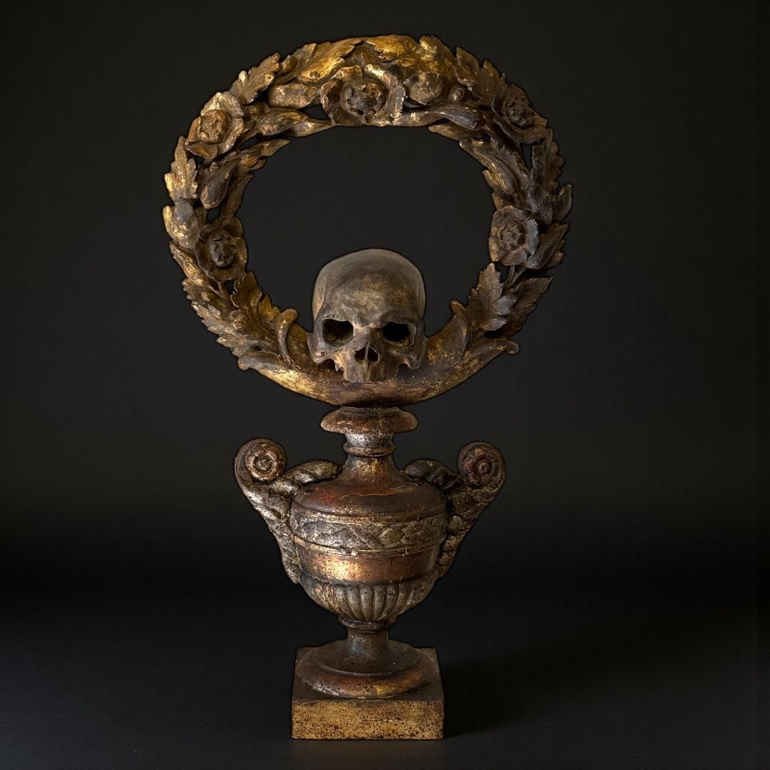 Portapalma ecclesiastico antico con teschio applicato, assemblaggio devozionale