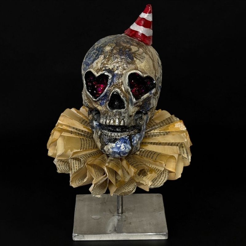 Il Clown della Morte – Scultura memento mori contemporanea (cranio in cartapesta) Il Clown della Morte – Scultura memento mori contemporanea (cranio in cartapesta)