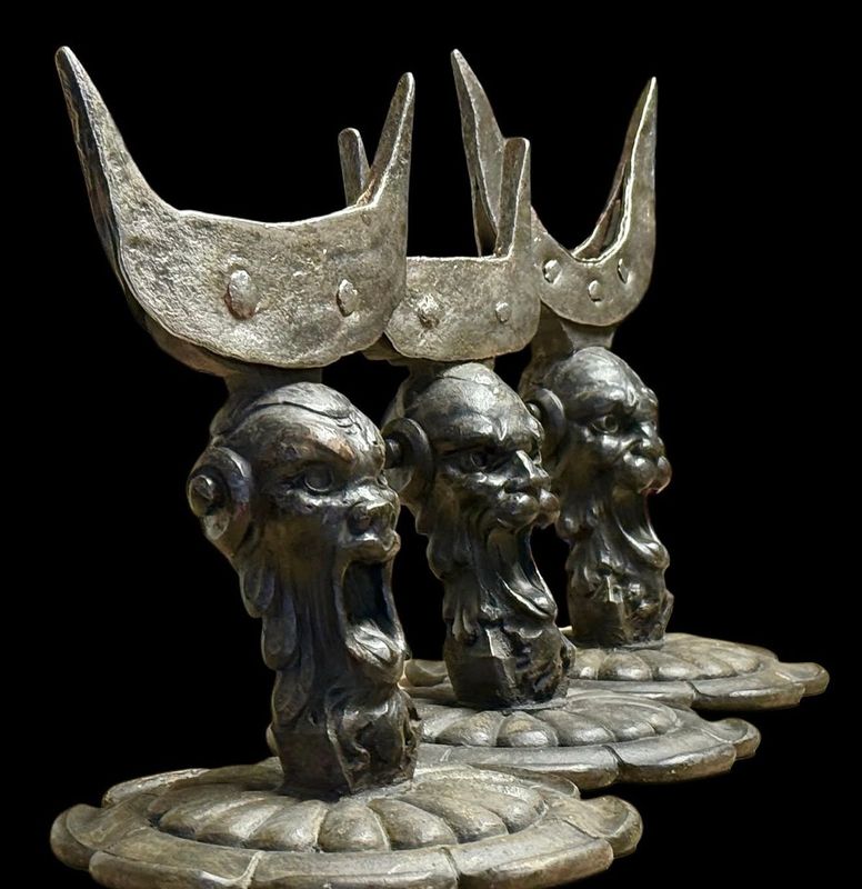 Antichi supporti cerimoniali con mascheroni grotteschi “guardiani” – legno scolpito e ferro forgiato, XVII–XVIII secolo Antichi supporti cerimoniali con mascheroni grotteschi “guardiani” – legno scolpito e ferro forgiato, XVII–XVIII secolo