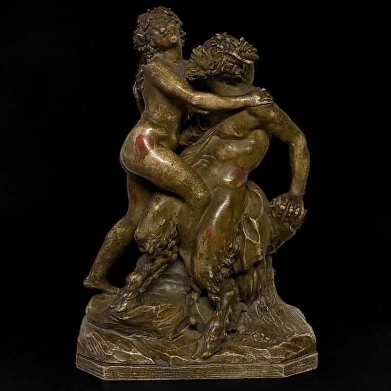 Scultura in terracotta patinata “Fauno e Ninfa” – scena bacchica di gusto Clodion, XIX secolo Scultura in terracotta patinata “Fauno e Ninfa” – scena bacchica di gusto Clodion, XIX secolo