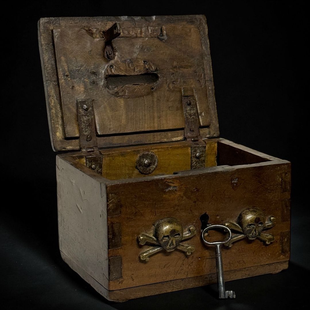 Antica cassetta elemosiniera confraternale con teschi in bronzo – Italia, inizi XIX secolo Antica cassetta elemosiniera confraternale con teschi in bronzo – Italia, inizi XIX secolo