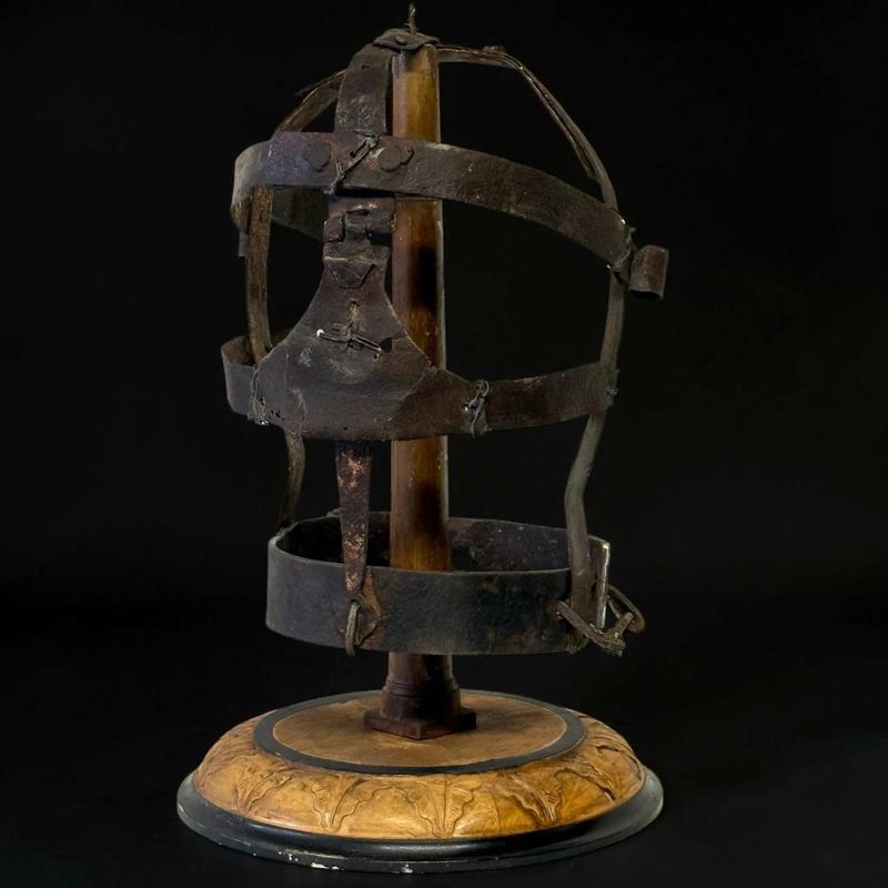Maschera di tortura e infamia in ferro