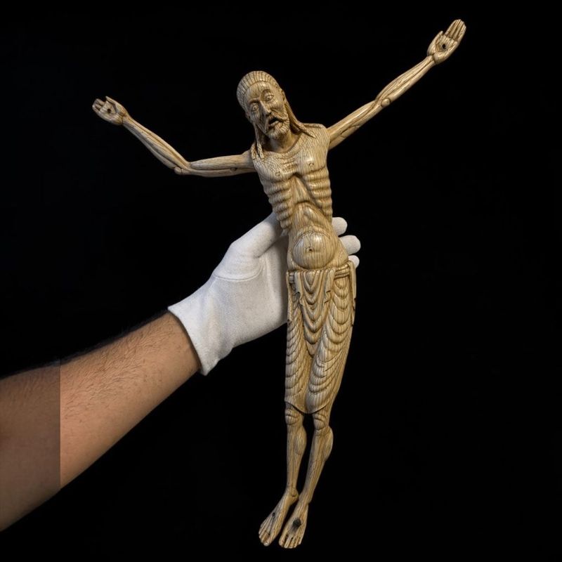 Importante scultura in avorio raffigurante Cristo morente, Europa settentrionale, XIX secolo (stile arcaico/romanico)