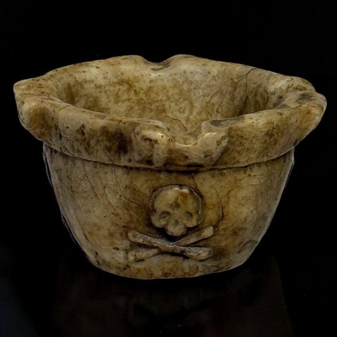 Piccolo mortaio memento mori in alabastro scolpito, Italia XVII secolo