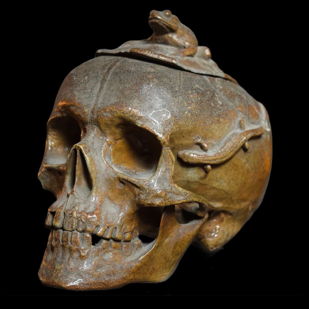 Scultura Memento Mori in terracotta smaltata raffigurante un teschio umano, XIX secolo