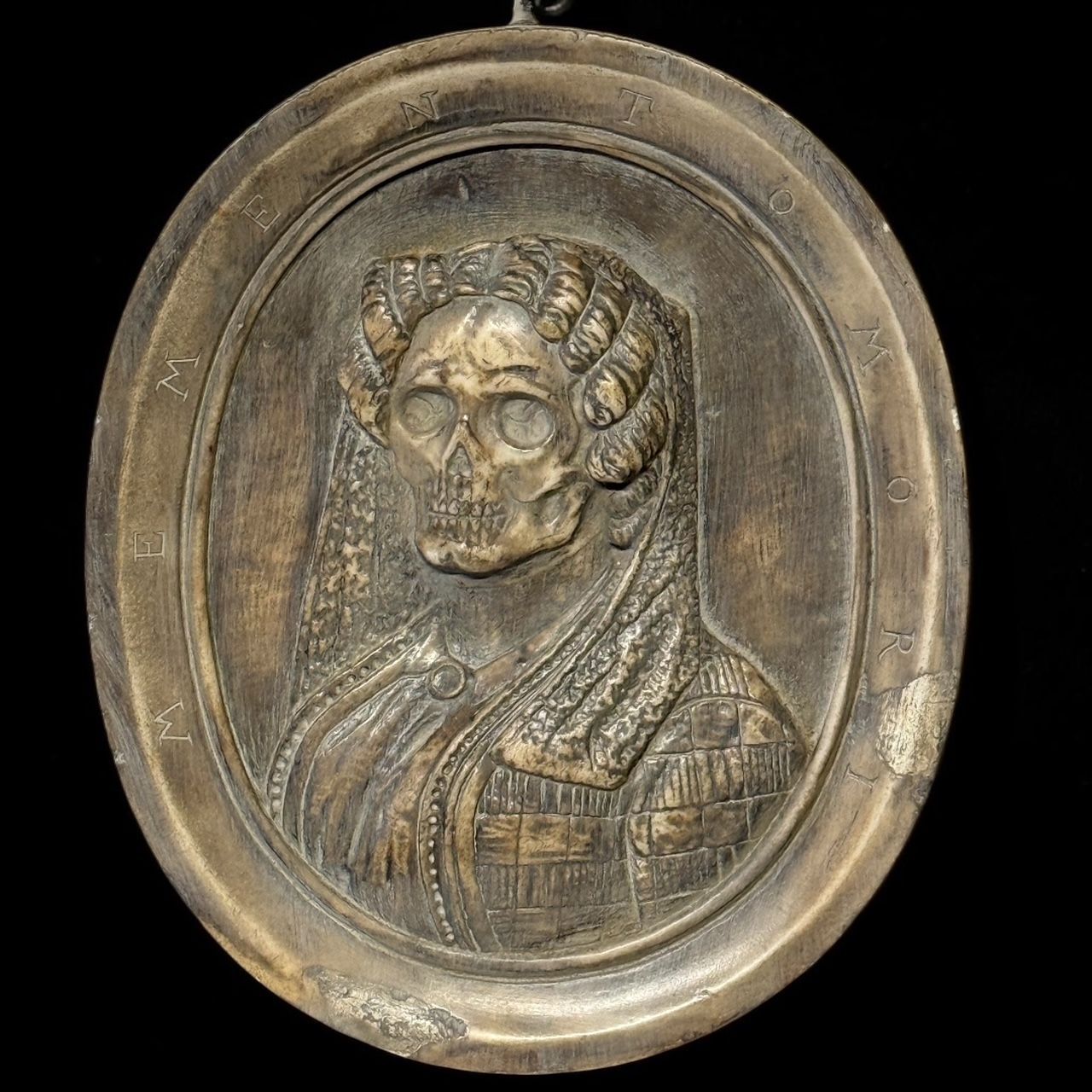 Large “Memento Mori” sculptural plaque in marble carved in relief, probably late 19th – early 20th century Large “Memento Mori” sculptural plaque in marble carved in relief, probably late 19th – early 20th century