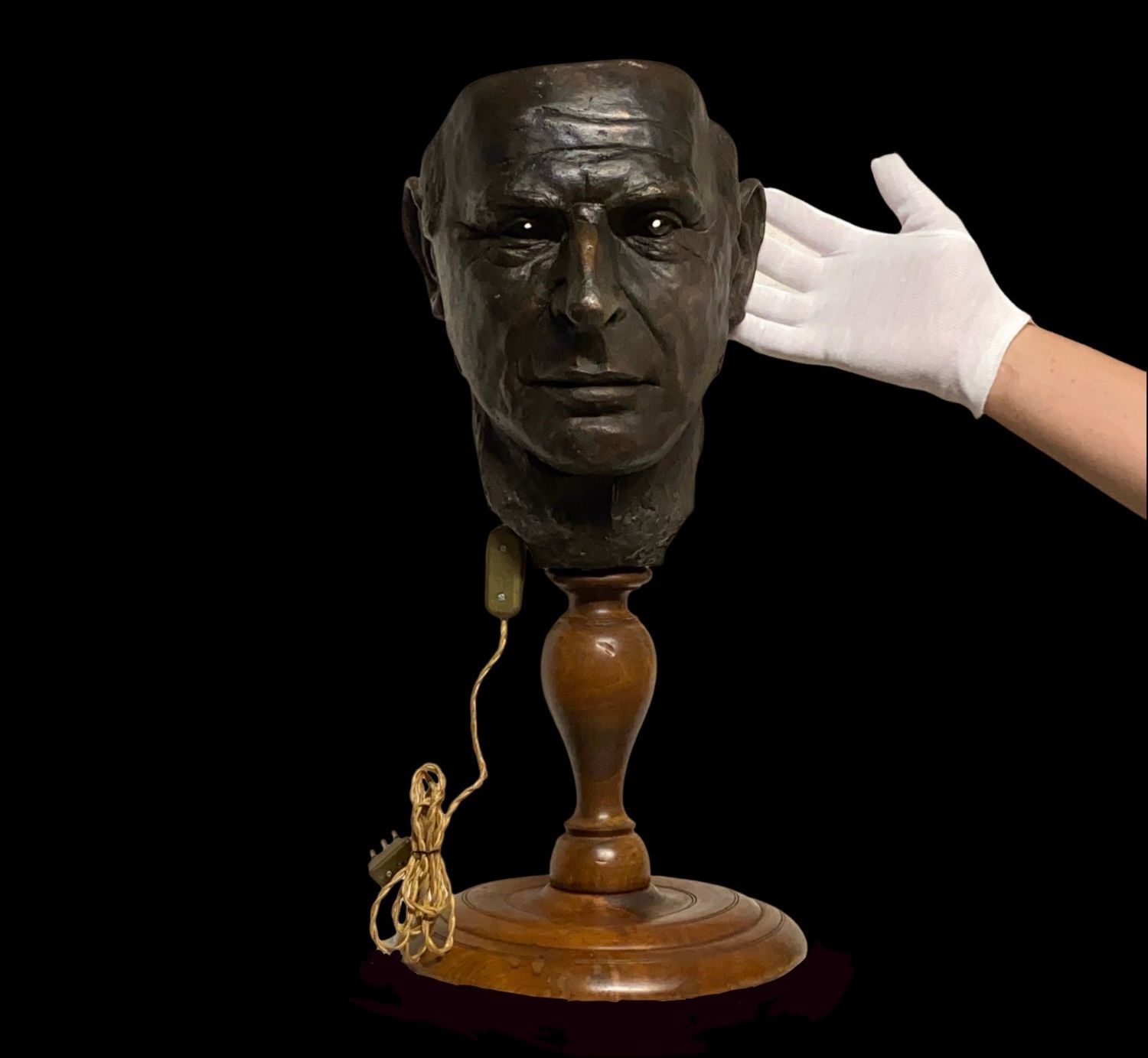 Scultura-lampada artigianale in bronzo e legno, Italia anni 80 Scultura-lampada artigianale in bronzo e legno, Italia anni 80