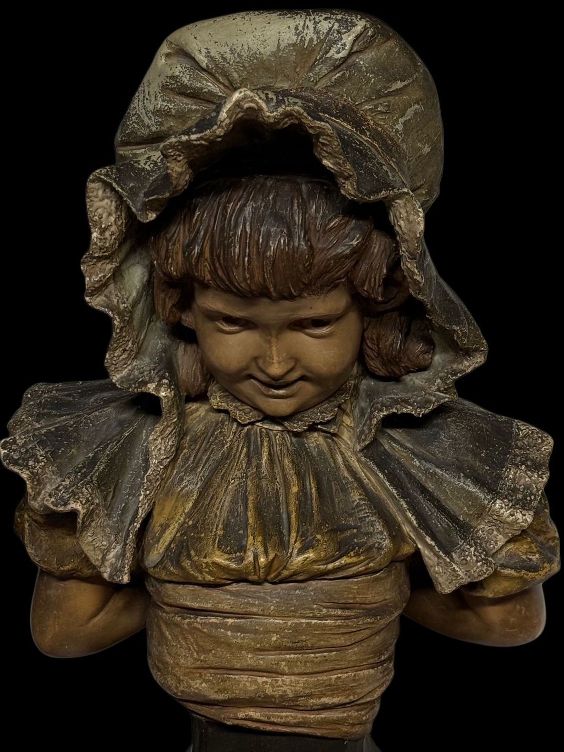 Goldscheider Vienna – Scultura inquieta di giovane bambina in terracotta policroma, XIX secolo Goldscheider Vienna – Scultura inquieta di giovane bambina in terracotta policroma, XIX secolo