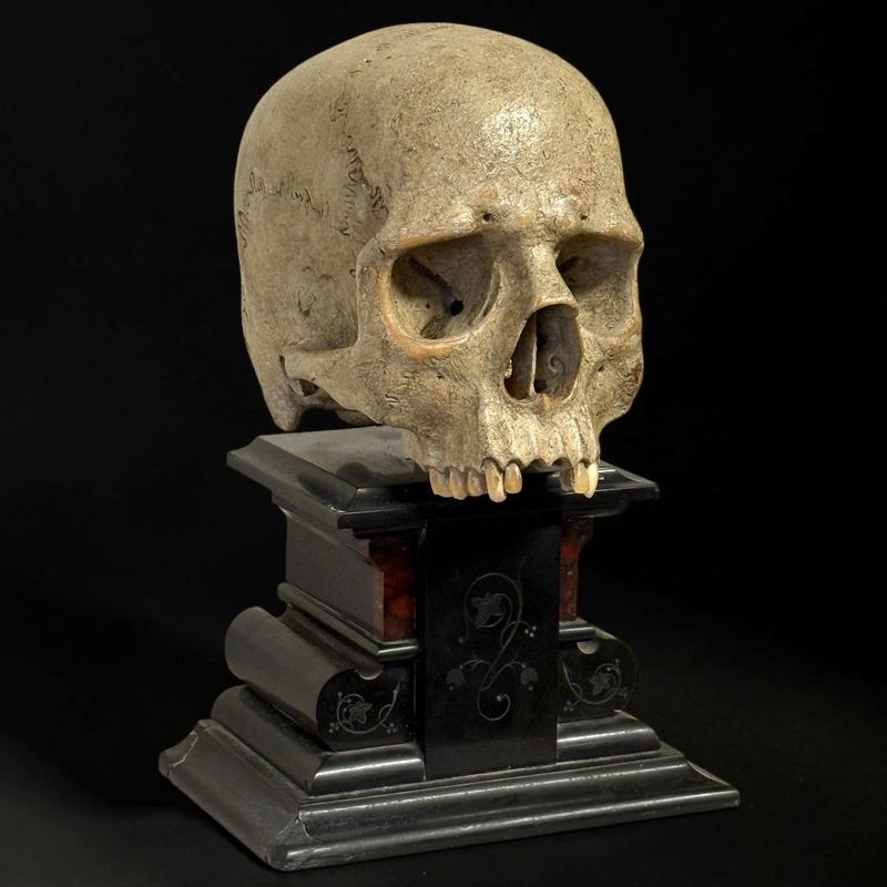 Scultura Memento Mori con teschio intagliato in legno e base in marmo. Europa, XVIII secolo Scultura Memento Mori con teschio intagliato in legno e base in marmo. Europa, XVIII secolo