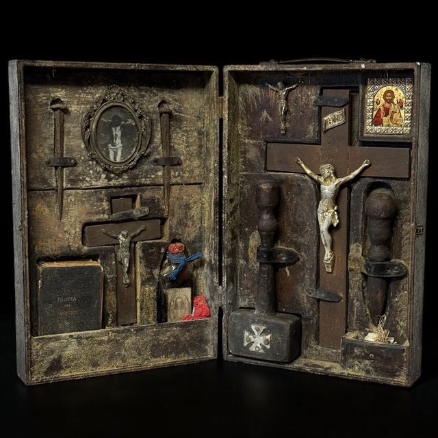 KIT DA CACCIA AL VAMPIRO Grande composizione da Wunderkammer in valigia lignea