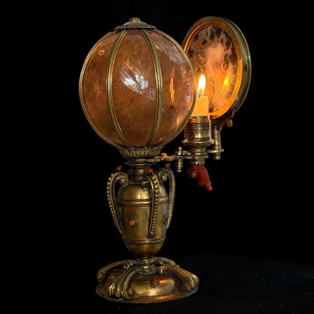 Straordinario candeliere in bronzo dorato con sfera in cristallo fumè, agata e coralli mediterranei, Italia XVIII secolo