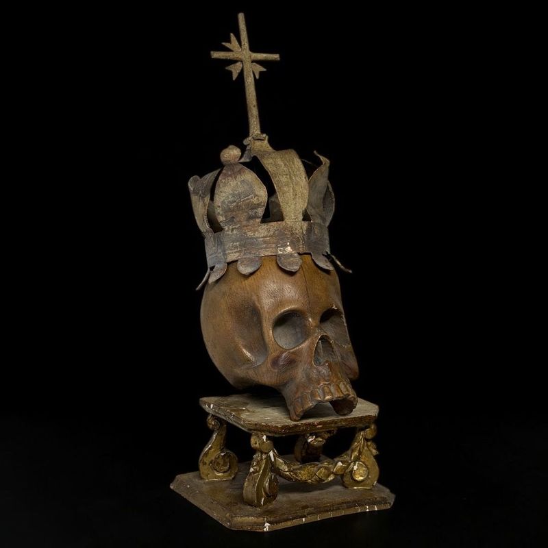 Grande composizione Memento Mori con teschio ligneo scolpito e corona antica Italia, XVIII secolo Grande composizione Memento Mori con teschio ligneo scolpito e corona antica Italia, XVIII secolo