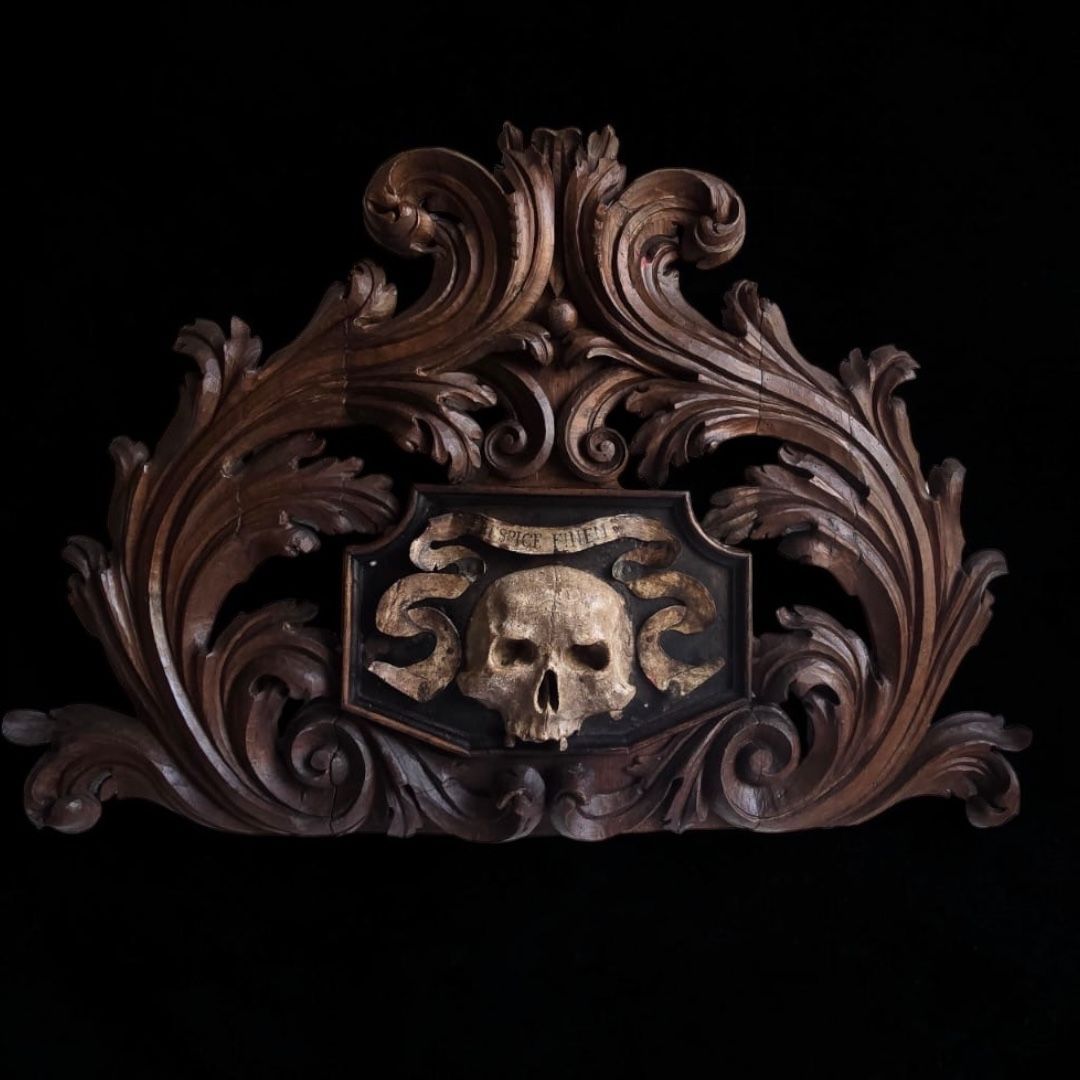 Important Baroque wooden cornice Important Baroque wooden cornice "Respice Finem" with antique Memento Mori