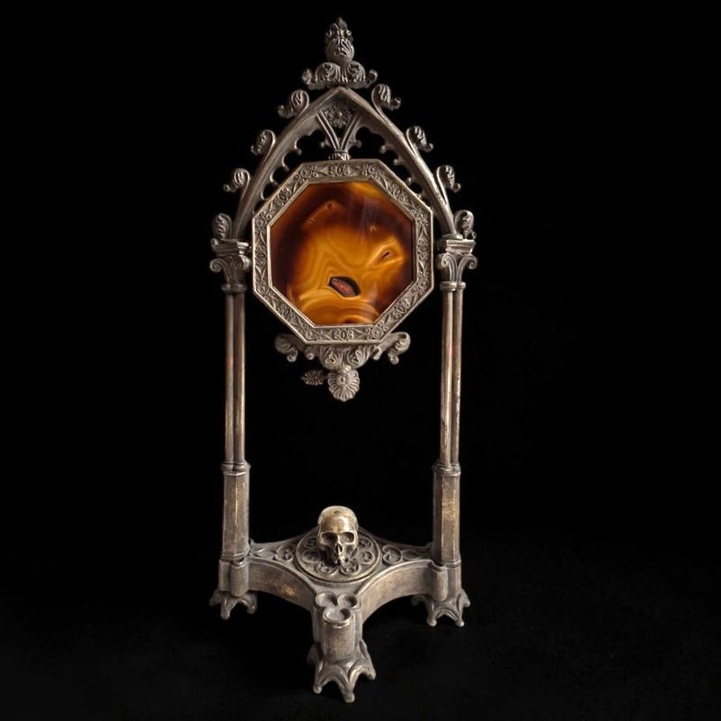 Lampada a olio vittoriana “veilleuse” in bronzo argentato con agata e teschio – XIX secolo Lampada a olio vittoriana “veilleuse” in bronzo argentato con agata e teschio – XIX secolo