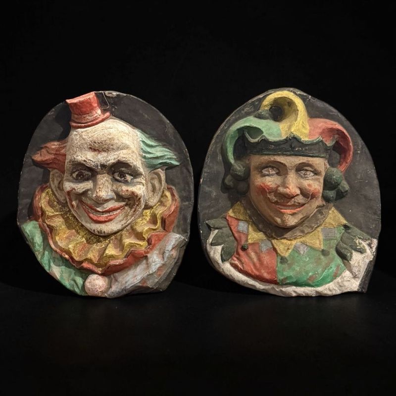 DUE GRANDI VOLTI DI CLOWN IN CARTAPESTA Francia, fine XIX secolo DUE GRANDI VOLTI DI CLOWN IN CARTAPESTA Francia, fine XIX secolo