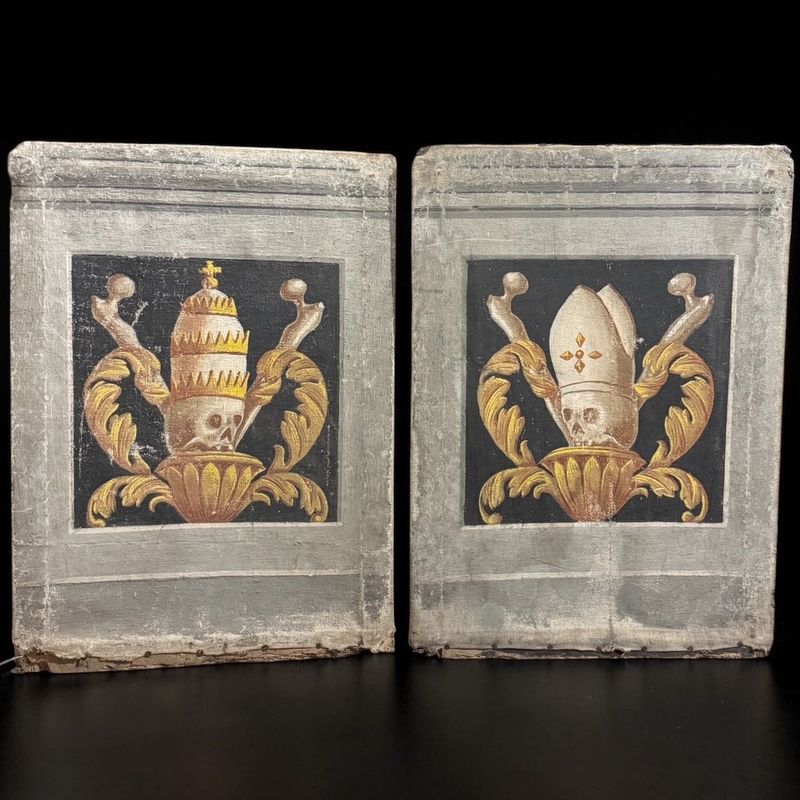 Coppia di Vanitas con Tiara Papale e Mitra Episcopale XVII-XVIII secolo Coppia di Vanitas con Tiara Papale e Mitra Episcopale XVII-XVIII secolo