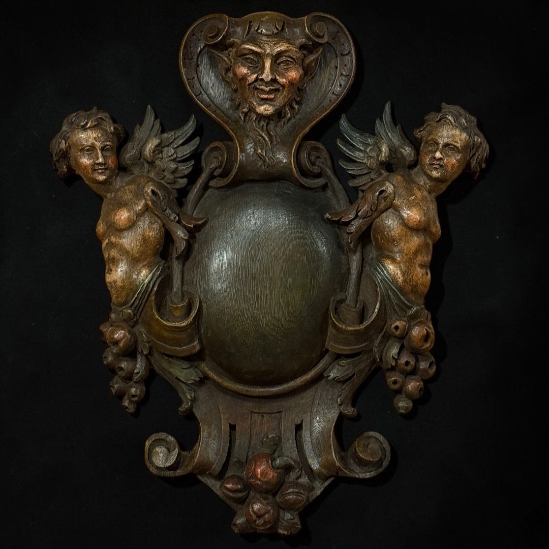 GRANDE CARTIGLIO DECORATIVO IN LEGNO INTAGLIATO CON PUTTI ALATI E MASCHERA DI FAUNO, XIX SECOLO GRANDE CARTIGLIO DECORATIVO IN LEGNO INTAGLIATO CON PUTTI ALATI E MASCHERA DI FAUNO, XIX SECOLO