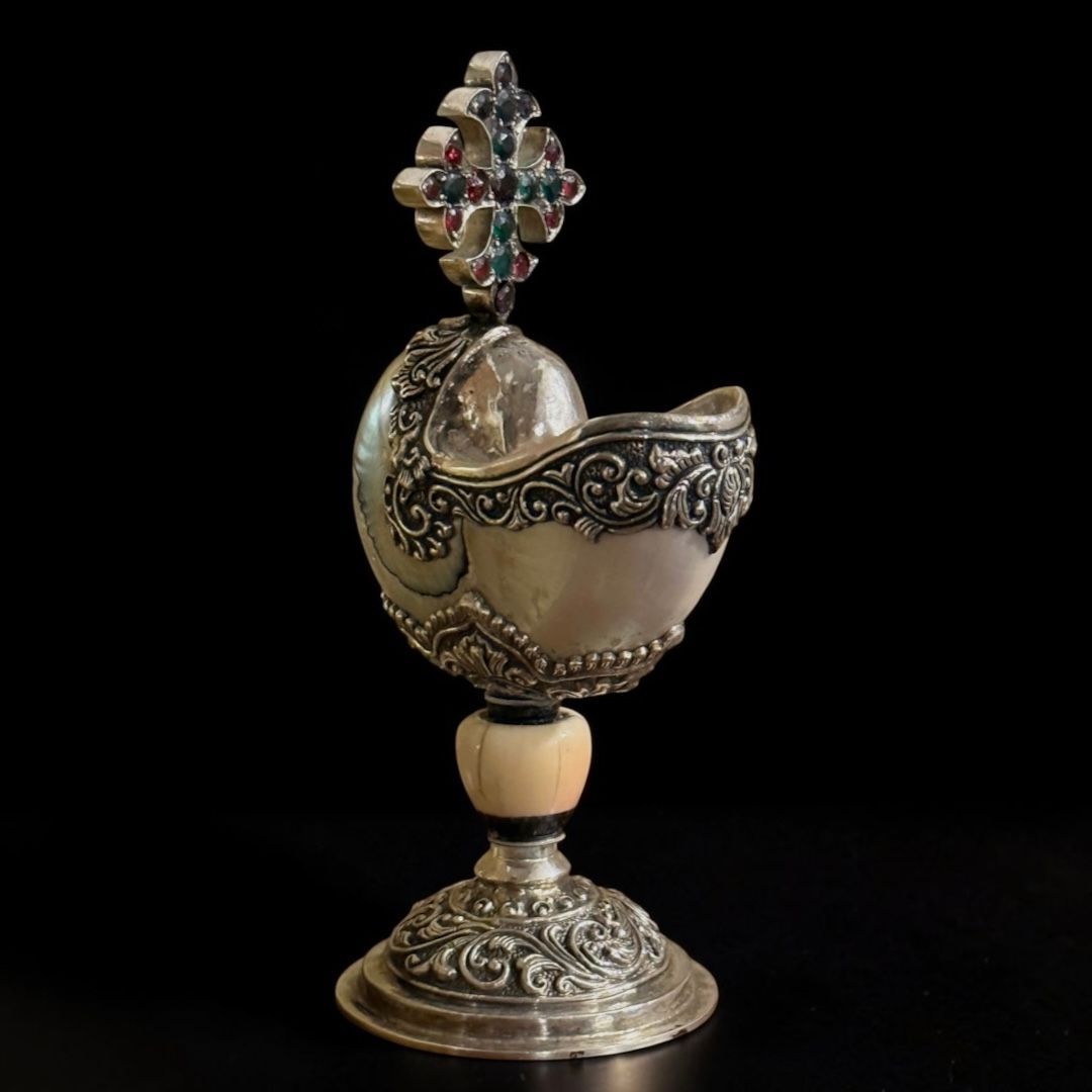 Small devotional vessel in Nautilus, silver, and colored stones – Italy, late 19th century Small devotional vessel in Nautilus, silver, and colored stones – Italy, late 19th century
