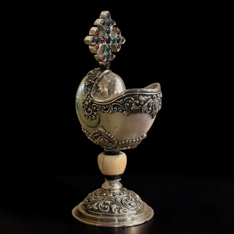 Piccolo recipiente devozionale in Nautilus, argento e pietre colorate – Italia, fine XIX secolo Piccolo recipiente devozionale in Nautilus, argento e pietre colorate – Italia, fine XIX secolo