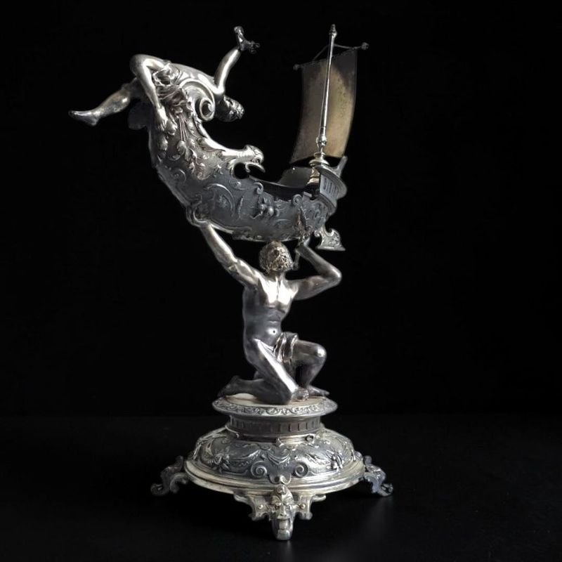 Importante trionfo da tavola neo-barocco con Poseidone e Tritone — Francia, fine XIX secolo Importante trionfo da tavola neo-barocco con Poseidone e Tritone — Francia, fine XIX secolo