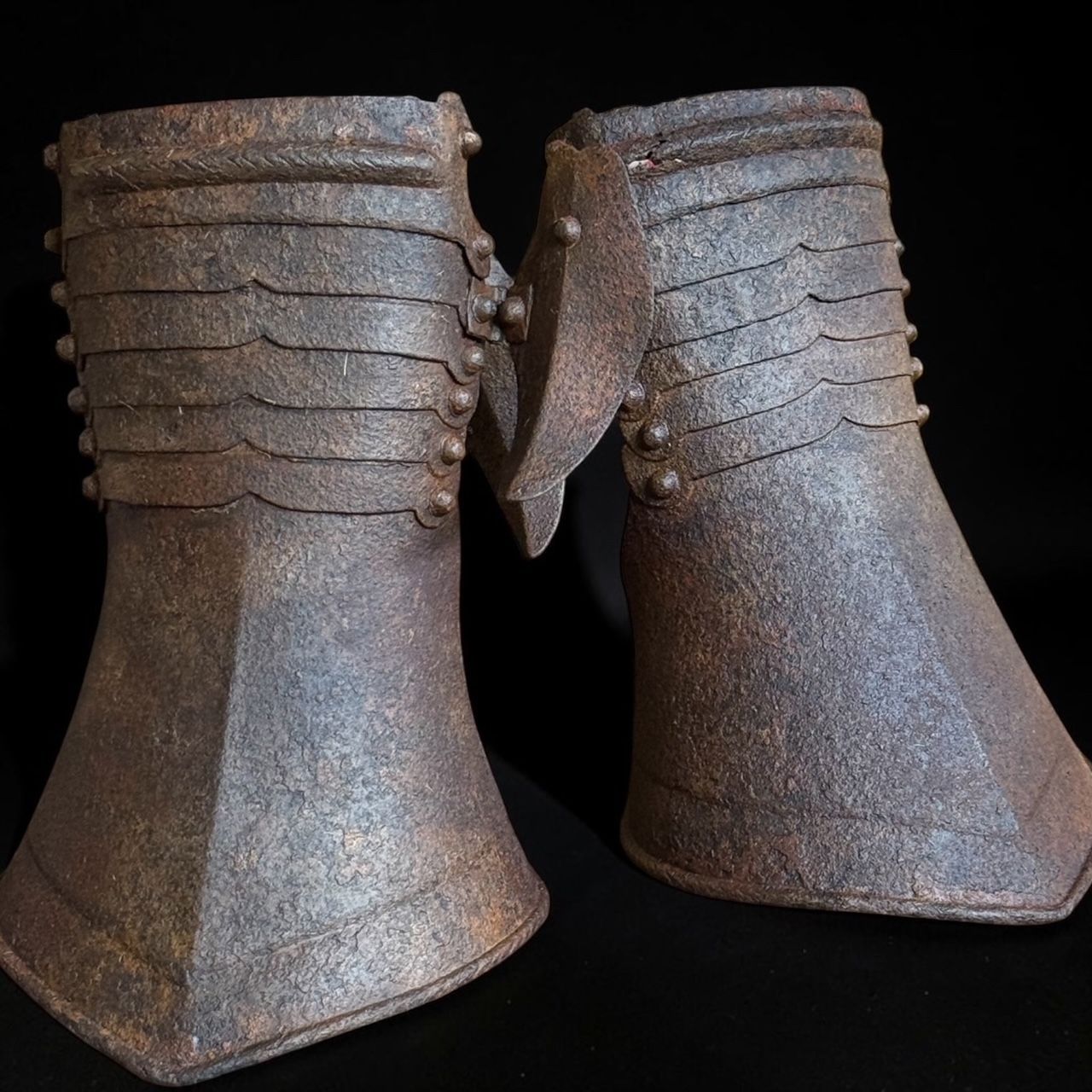 Coppia di antichi guanti d’armatura in ferro forgiato e battuto, Italia XVII/XVIII secolo. Coppia di antichi guanti d’armatura in ferro forgiato e battuto, Italia XVII/XVIII secolo.
