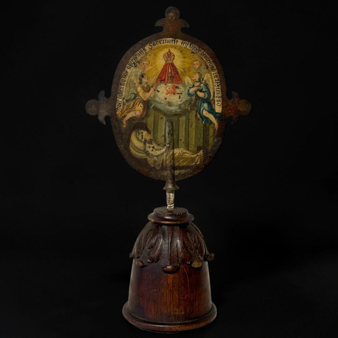 Painted iron devotional plaque featuring iconography of the Sacrament of Christ and the theme of death – 17th–18th century Painted iron devotional plaque featuring iconography of the Sacrament of Christ and the theme of death – 17th–18th century