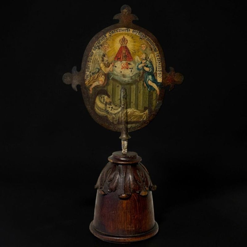Piastra devozionale in ferro dipinto con iconografie del Sacramento di Cristo e della morte – XVII–XVIII secolo Piastra devozionale in ferro dipinto con iconografie del Sacramento di Cristo e della morte – XVII–XVIII secolo