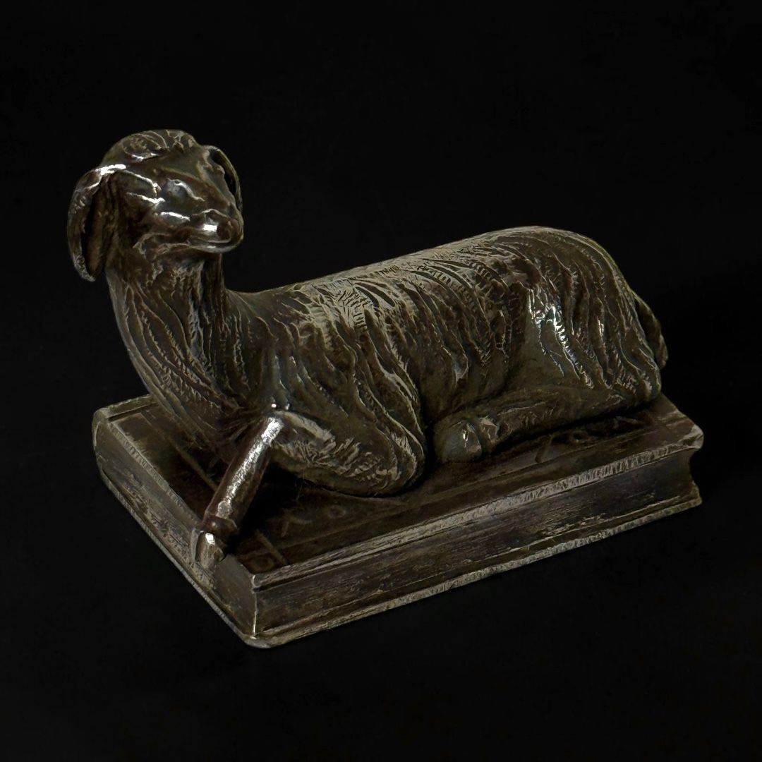 Scultura in ferro battuto raffigurante un agnello su libro – possibile Agnus Dei, XVIII-XIX secolo