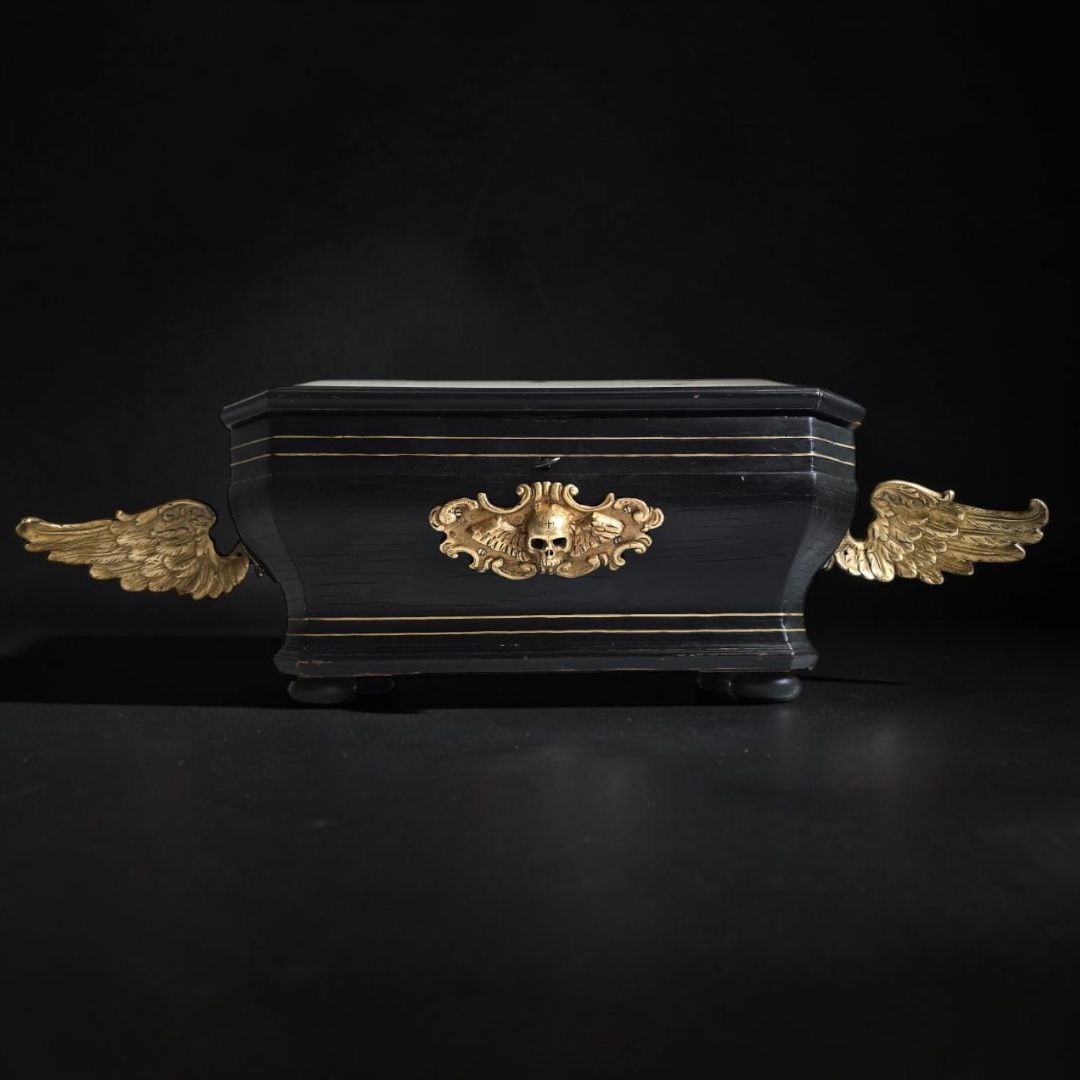 Urna funeraria alata in legno ebanizzato, bronzo dorato e Memento Mori – XIX secolo